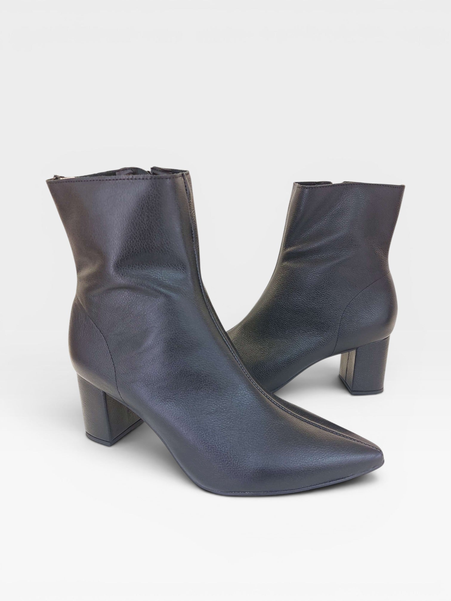Bota Austin Beyou Shoes preta em couro natural com salto bloco de 6 cm e bico fino elegante
