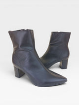 Bota Austin Beyou Shoes preta em couro natural com salto bloco de 6 cm e bico fino elegante