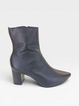 Bota Austin Beyou Shoes preta em couro natural com salto bloco de 6 cm e design elegante