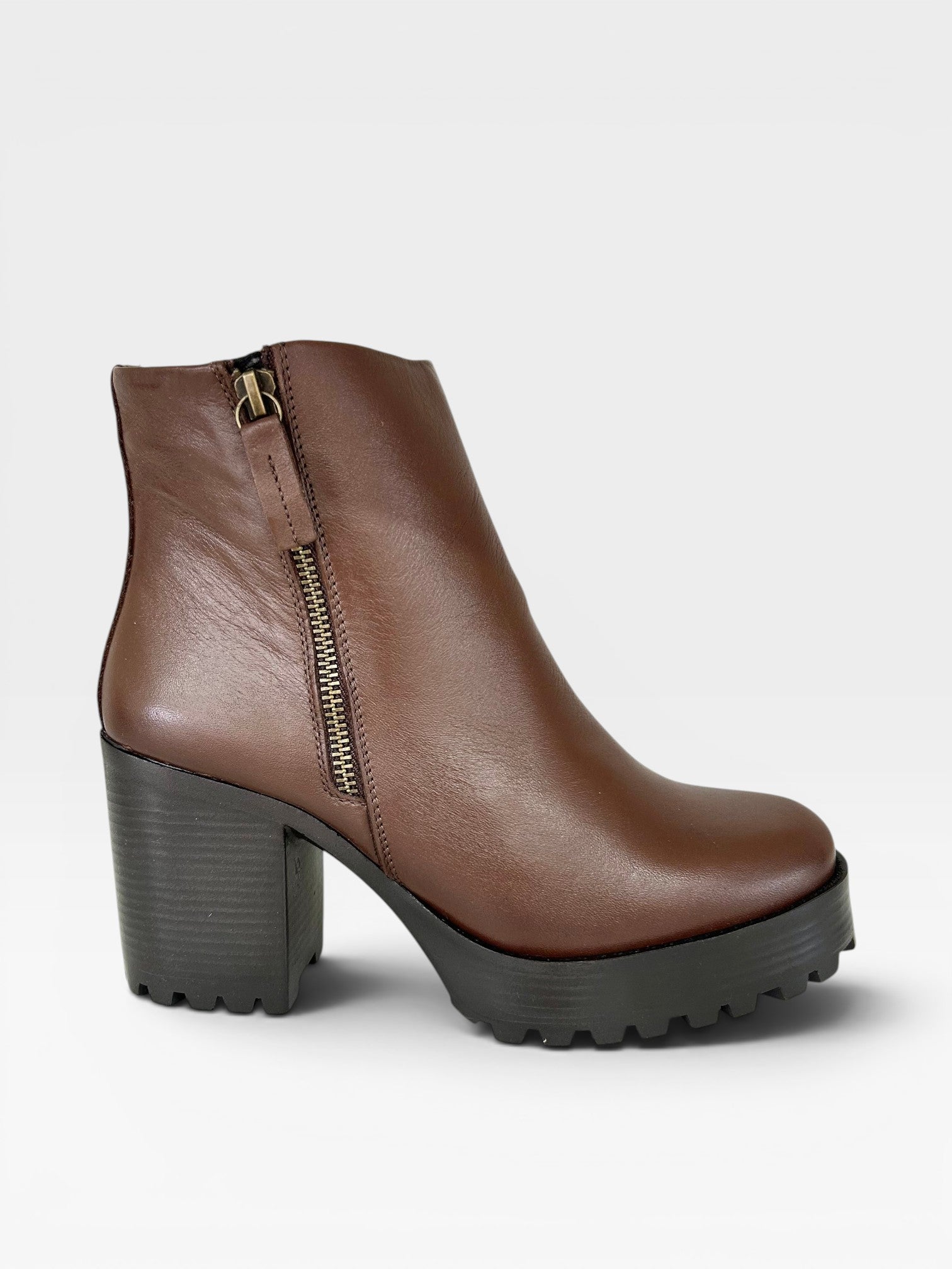 Bota Beyou Shoes Bergamo em couro marrom com salto alto tratorado e fechamento lateral por zíper