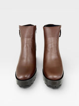 Bota Beyou Shoes Bergamo em couro marrom com salto tratorado e design elegante