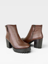Bota Beyou Shoes Bergamo em couro marrom com salto alto tratorado e fechamento lateral por zíper