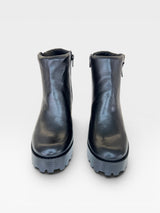 Bota Beyou Shoes Bergamo preta em couro com salto tratorado e zíper lateral, design elegante e sofisticado.