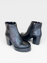 Bota feminina Beyou Shoes Bergamo preta em couro com salto alto tratorado e fechamento lateral por zíper