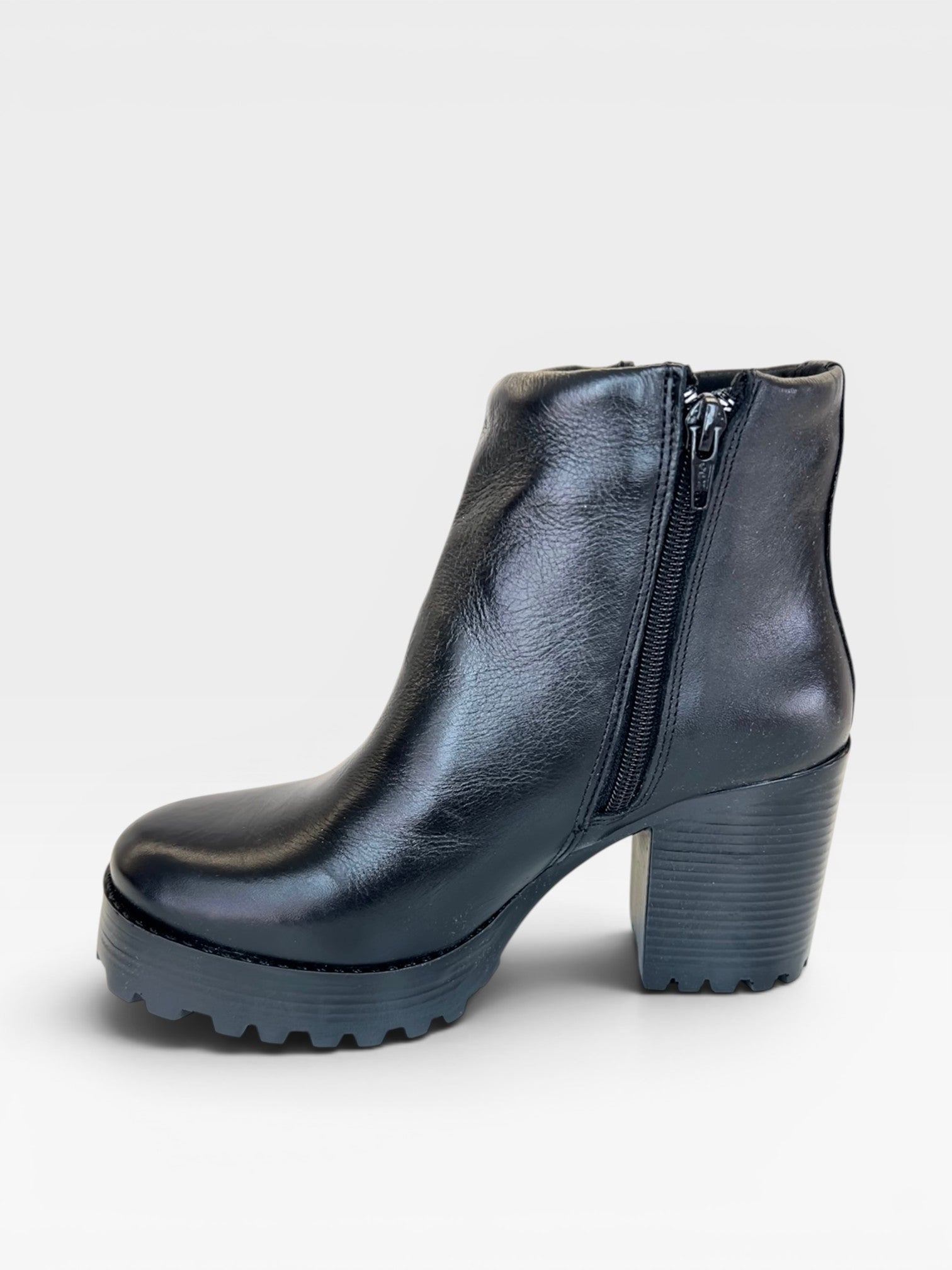 Bota feminina Beyou Shoes Bergamo preta em couro com salto bloco de 9 cm e solado tratorado