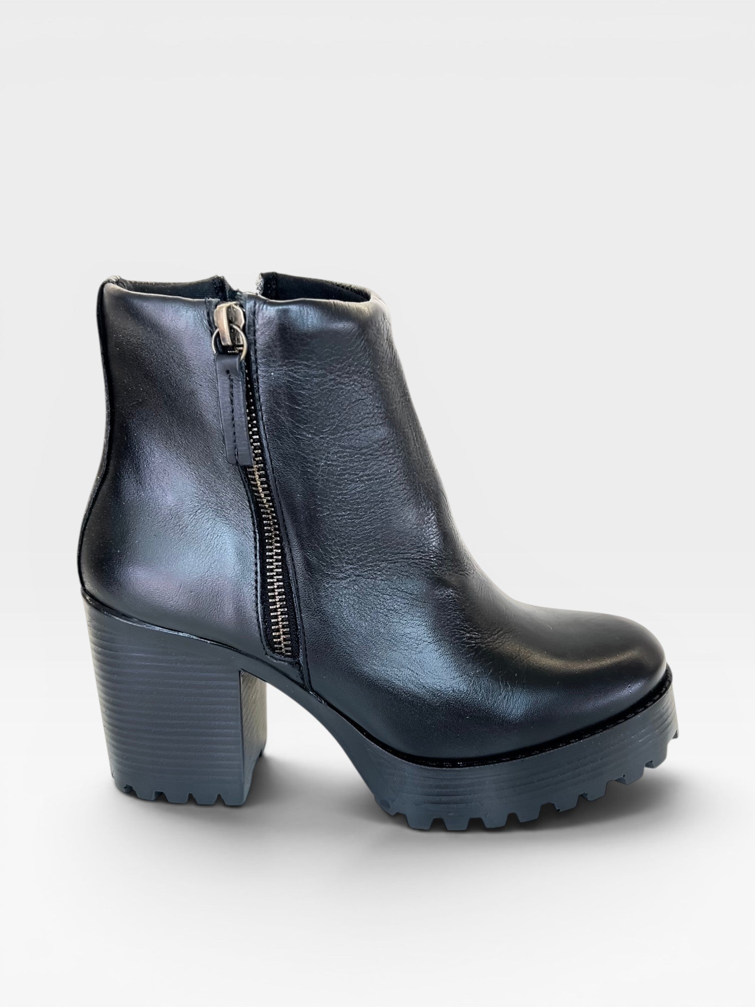 Bota feminina Beyou Shoes Bergamo preta em couro com salto tratorado de 9 cm e fechamento lateral por zíper