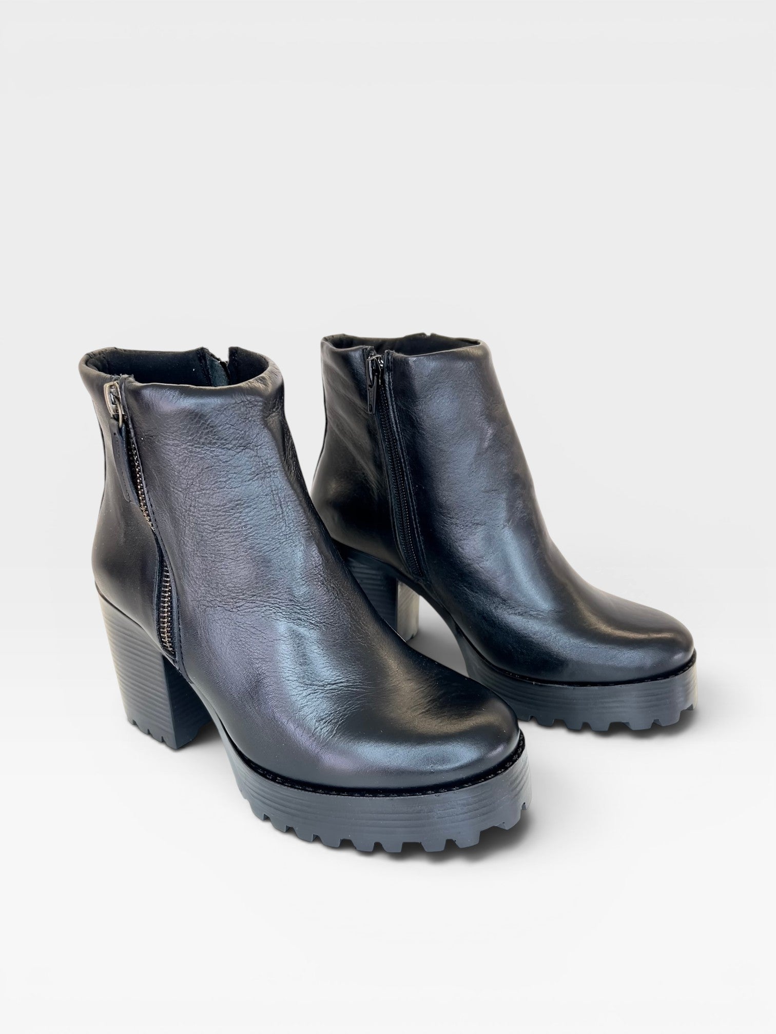 Bota Beyou Shoes Bergamo preta em couro com salto alto tratorado e fechamento lateral por zíper