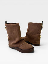 Bota Bolzano Beyou Shoes marrom em camurça sintético com design slouch e fivelas laterais douradas