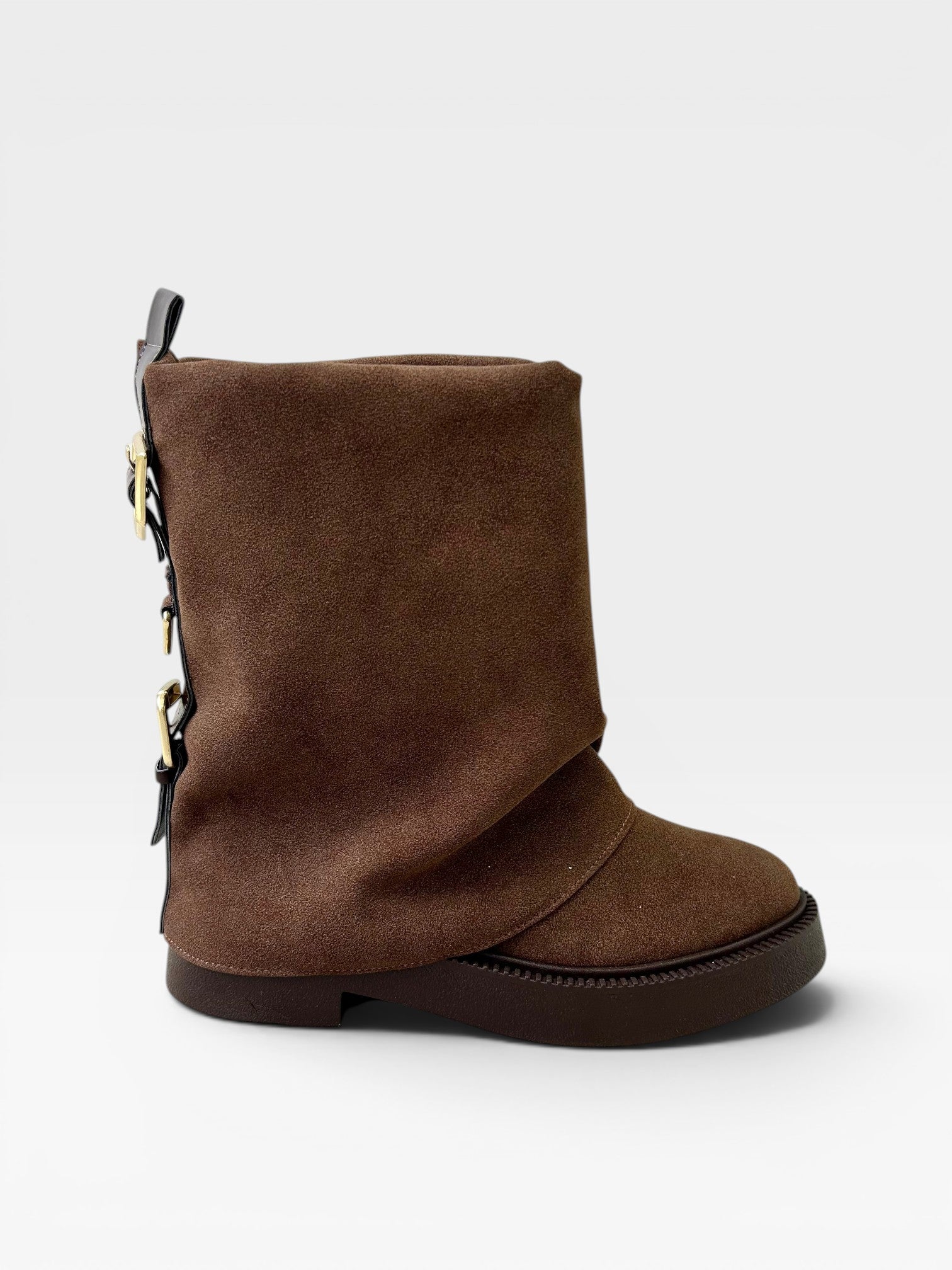Bota Beyou Shoes Bolzano marrom em camurça sintético com design slouch e fivelas laterais, estilo casual sem salto.