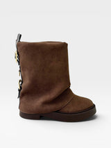 Bota Beyou Shoes Bolzano marrom em camurça sintético com design slouch e fivelas laterais, estilo casual sem salto.