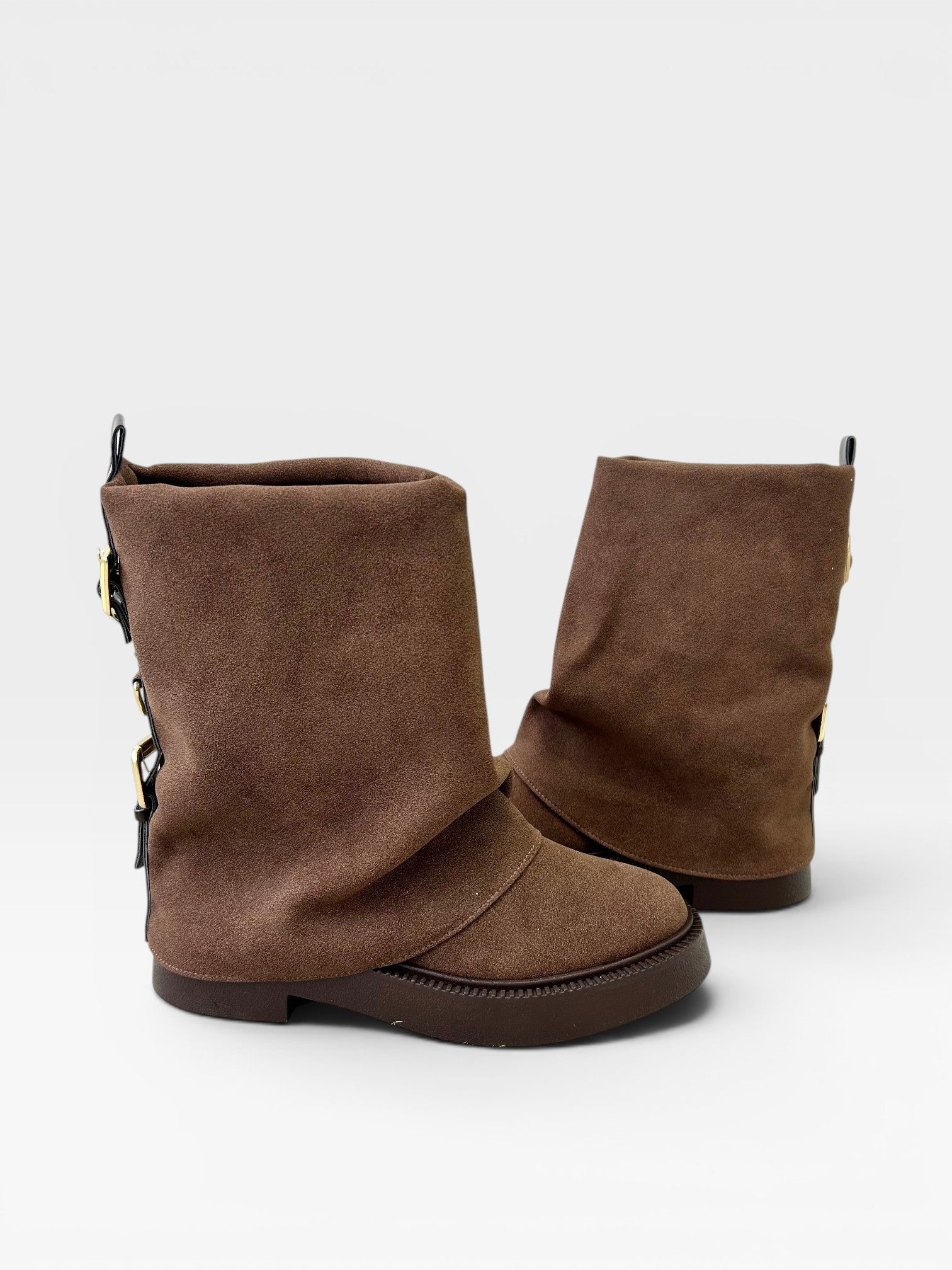 Bota Bolzano Beyou Shoes marrom em camurça sintético com design slouch e fivelas laterais, estilo casual sem salto.