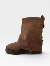 Bota Beyou Shoes Bolzano marrom em camurça sintética com design slouch e solado tratorado sem salto