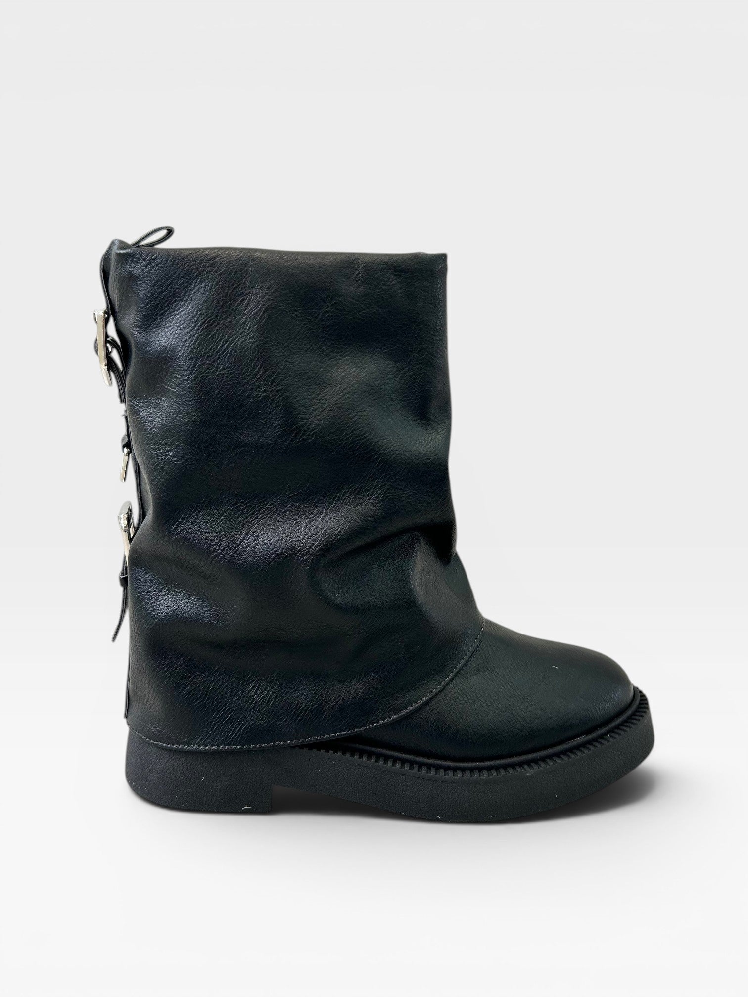 Bota Beyou Shoes Bolzano preta em napa destroyed com design slouch e solado tratorado sem salto