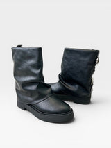 Bota Beyou Shoes Bolzano preta em napa destroyed com design slouch e solado tratorado sem salto