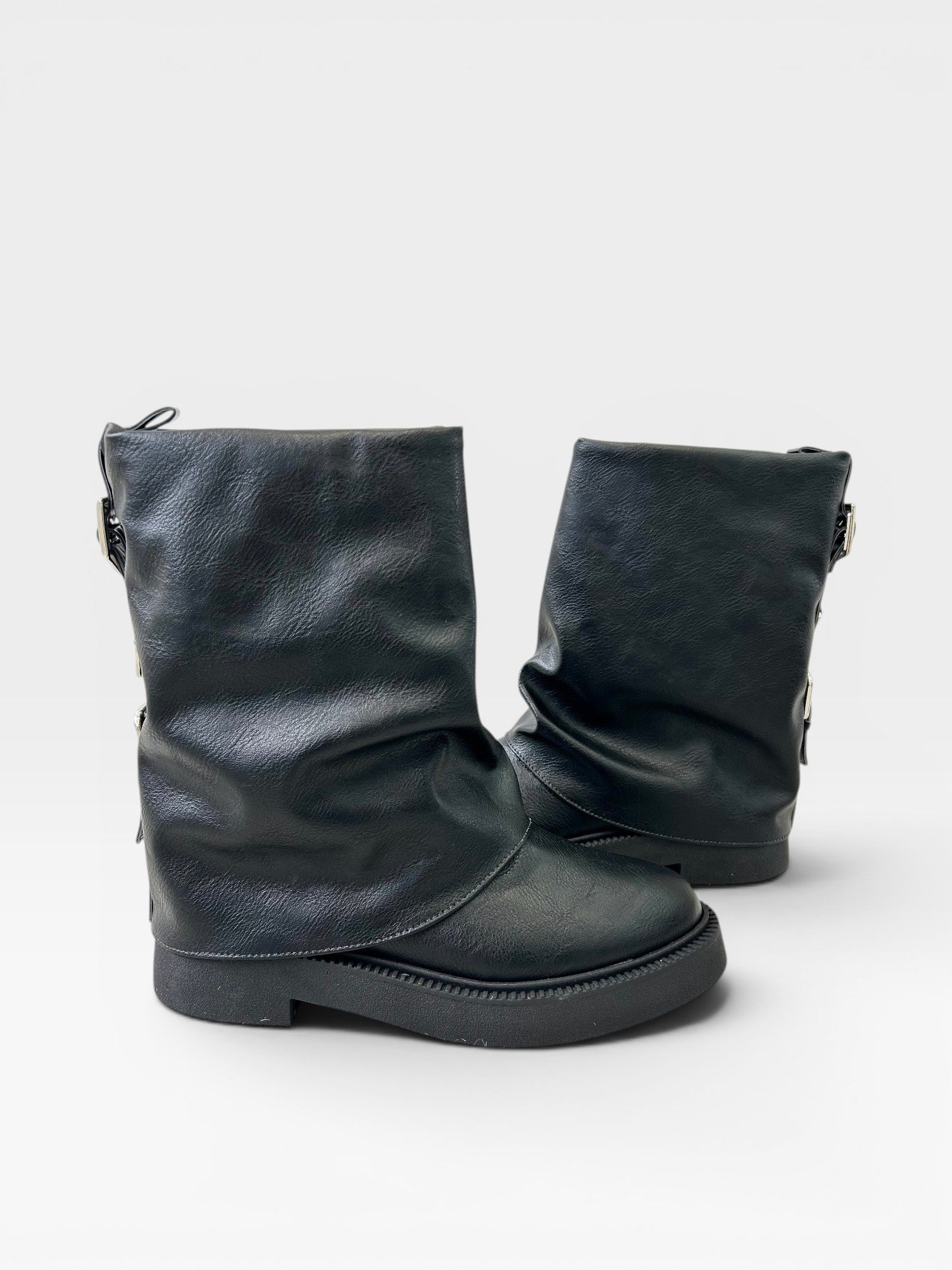 Bota Beyou Shoes Bolzano preta em napa destroyed com design slouch e solado tratorado sem salto