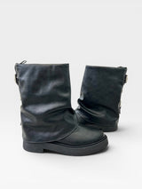 Bota Beyou Shoes Bolzano preta em napa destroyed com design slouch e solado tratorado sem salto