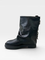 Bota Beyou Shoes Bolzano preta em napa destroyed com design slouch e solado tratorado sem salto