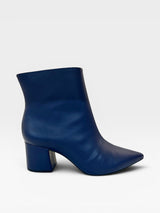 Bota Beyou Shoes Boston azul marinho em napa com salto bloco de 6 cm e bico fino, design elegante e versátil.