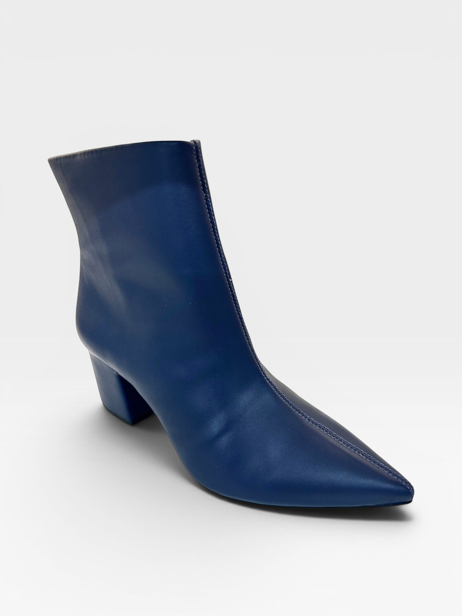 Bota Beyou Shoes Boston azul marinho em napa com salto bloco de 6 cm e bico fino, design elegante e moderno.