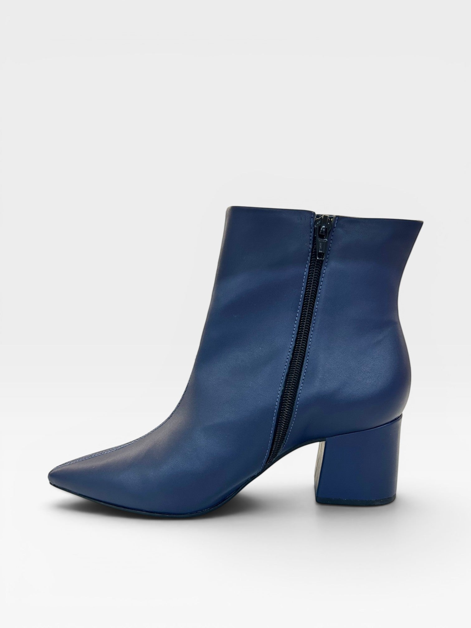 Bota Beyou Shoes Boston azul marinho em napa com salto bloco de 6 cm e zíper lateral, design urbano e confortável.
