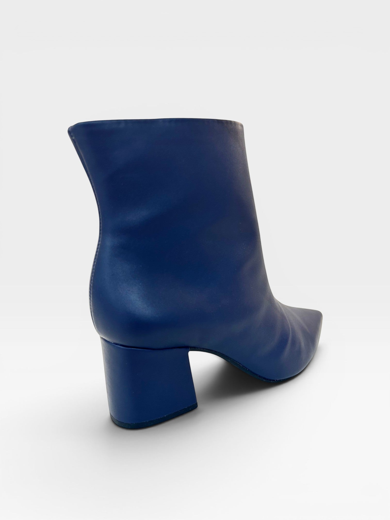 Bota Boston Beyou Shoes azul marinho em napa com salto bloco de 6 cm e design minimalista
