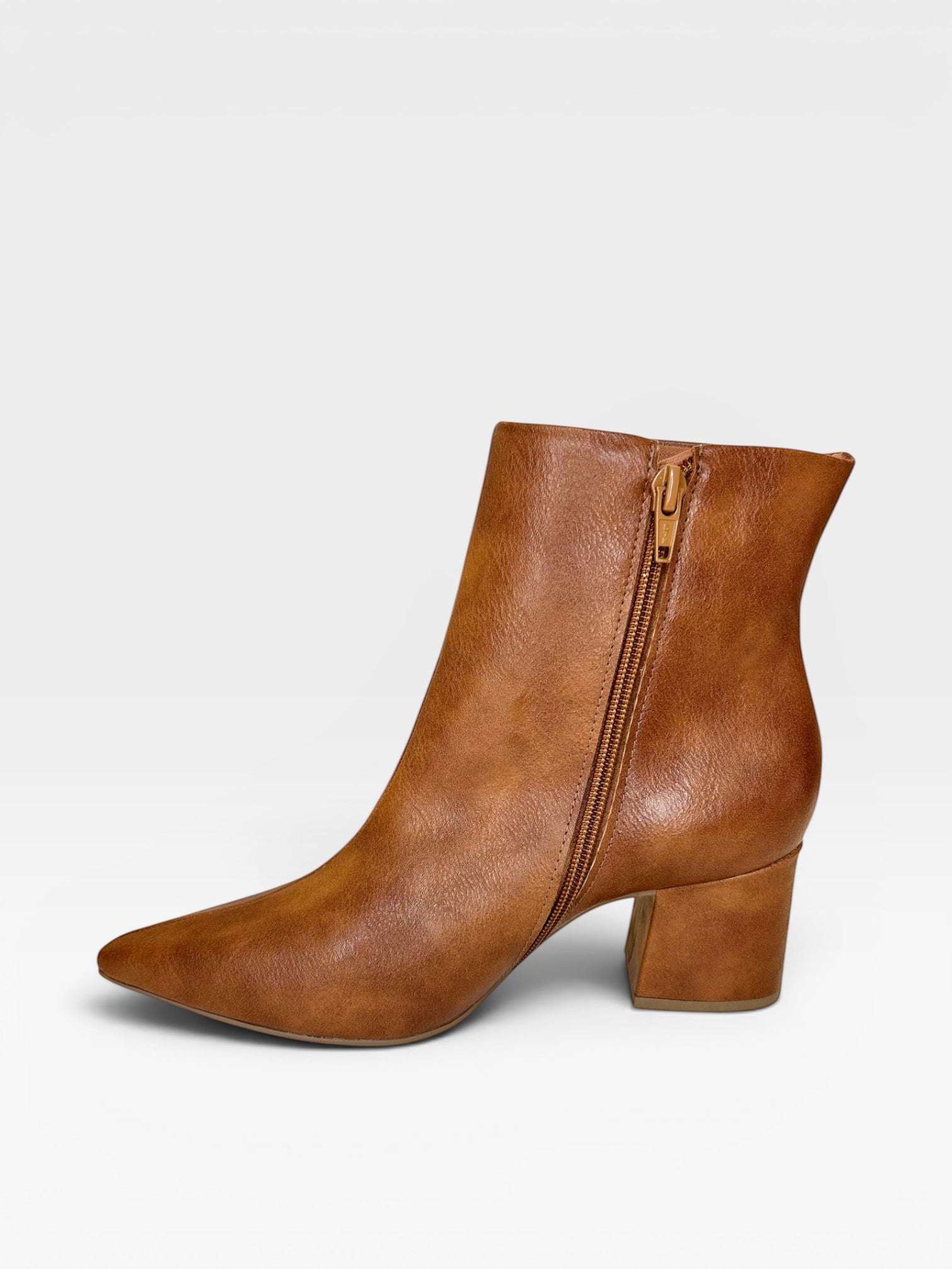 Bota Beyou Shoes Boston caramelo em napa com salto bloco de 6 cm e zíper lateral, design urbano e confortável.