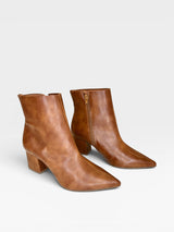 Bota Beyou Shoes Boston em napa caramelo com salto bloco de 6 cm e zíper lateral, design urbano e atemporal.