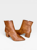 Bota Beyou Shoes Boston caramelo em napa com salto bloco de 6 cm e zíper lateral, design urbano e atemporal.