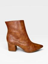 Bota Beyou Shoes Boston em napa caramelo com salto bloco de 6 cm e bico fino, design atemporal e zíper lateral.