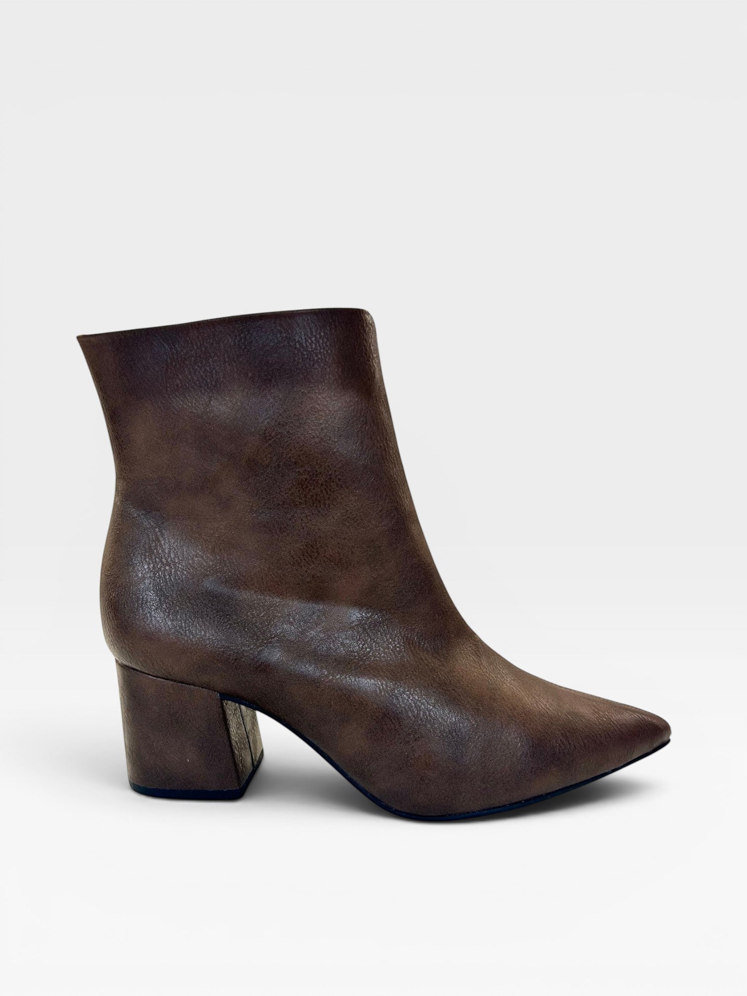 Bota Beyou Shoes Boston marrom em napa com salto bloco de 6 cm e design minimalista