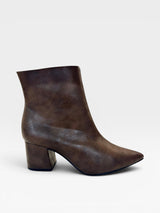 Bota Beyou Shoes Boston marrom em napa com salto bloco de 6 cm e design minimalista