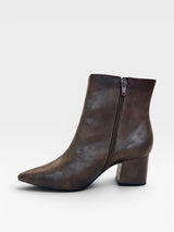 Bota Beyou Shoes Boston marrom em napa com salto bloco de 6 cm e zíper lateral, design urbano e atemporal.