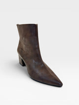 Bota Beyou Shoes Boston marrom em napa com salto bloco de 6 cm e bico fino, design atemporal e zíper lateral.