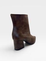 Bota Beyou Shoes Boston marrom em napa com salto bloco de 6 cm e design atemporal para uso diário