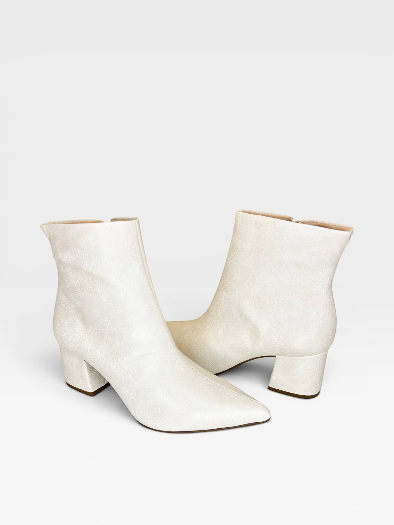 Bota Beyou Shoes Boston off white em napa com salto bloco de 6 cm e zíper lateral, design urbano e confortável.