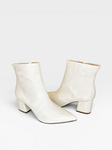 Bota Beyou Shoes Boston off white em napa com salto bloco de 6 cm e zíper lateral, design urbano e confortável.