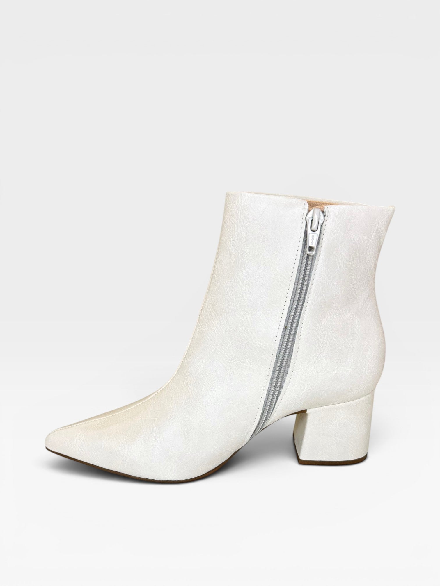 Bota Beyou Shoes Boston off white em napa com salto bloco de 6 cm e zíper lateral para calce fácil