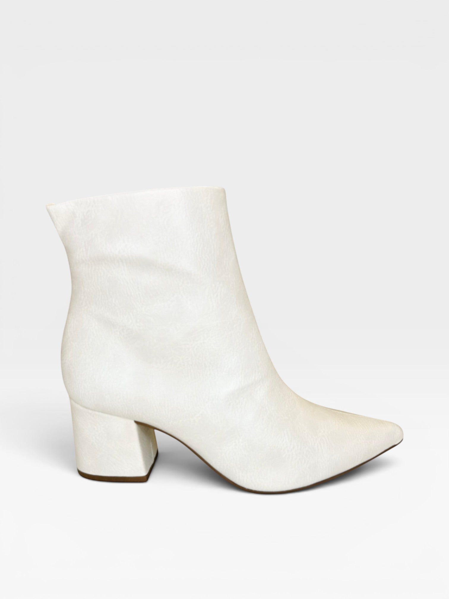 Bota Beyou Shoes Boston off white em napa com salto bloco de 6 cm e design minimalista