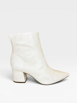 Bota Beyou Shoes Boston off white em napa com salto bloco de 6 cm e design minimalista