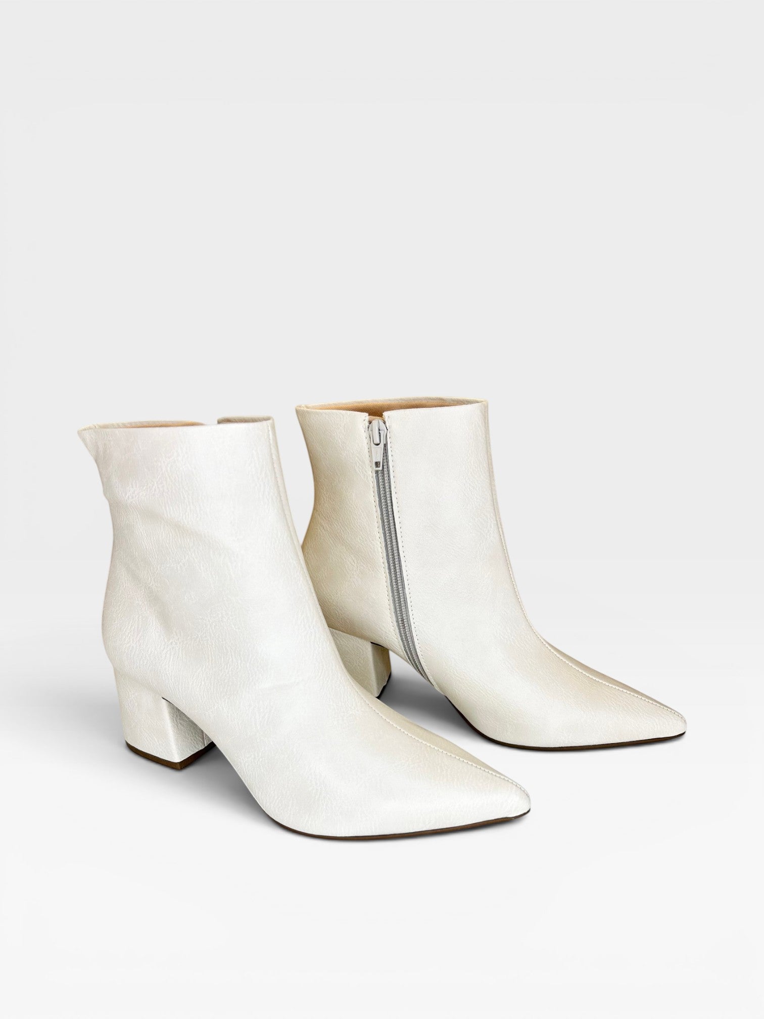 Bota Beyou Shoes Boston off white em napa com salto bloco de 6 cm e zíper lateral para calce prático