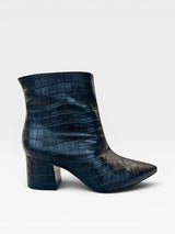 Bota Beyou Shoes Boston preta com textura croco, salto bloco de 6 cm e design urbano em napa.