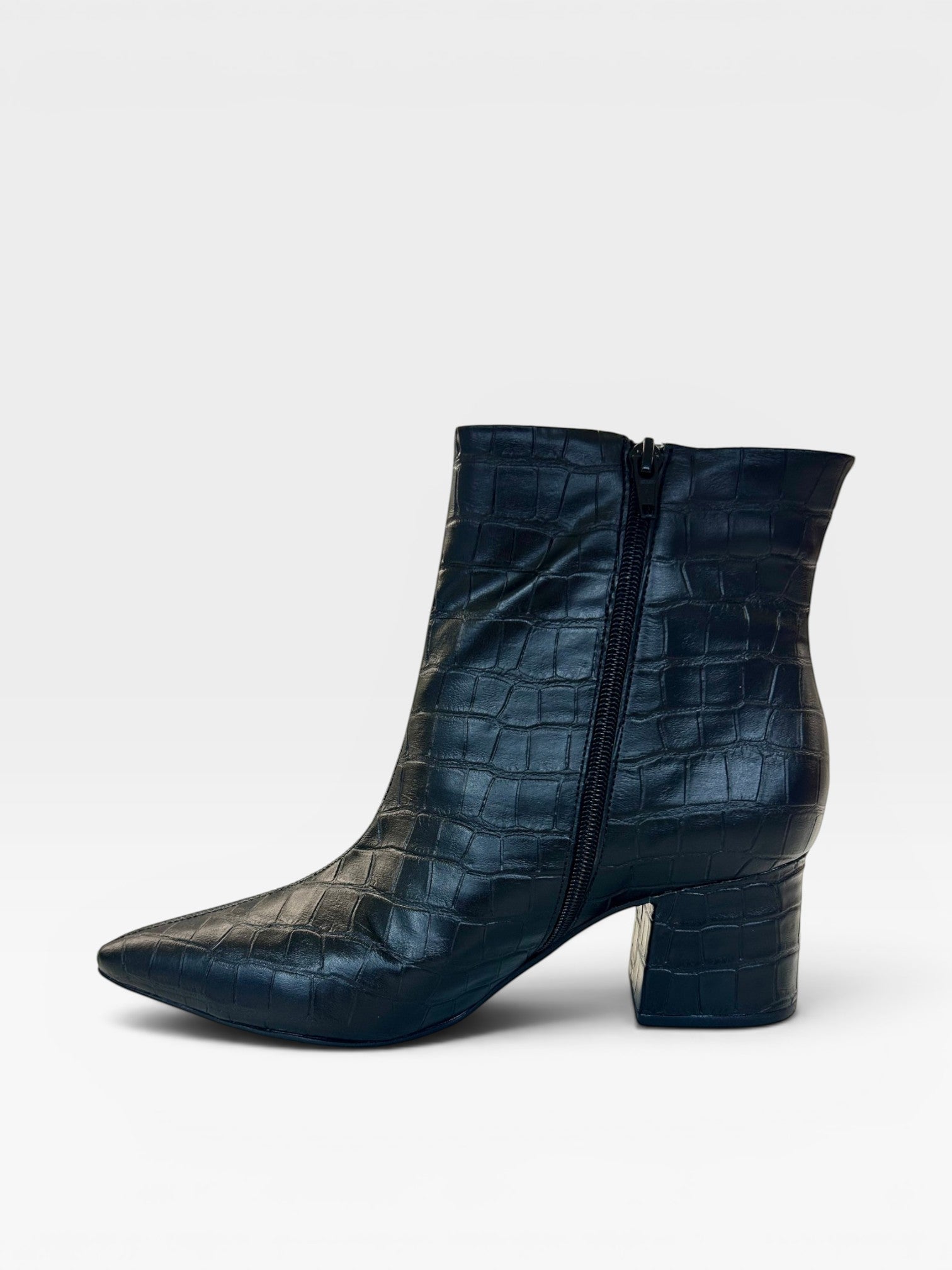 Bota Beyou Shoes Boston preta com textura croco, salto bloco de 6 cm e fechamento lateral por zíper.