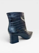 Bota Beyou Shoes Boston preta com textura croco, salto bloco de 6 cm e bico fino em material napa.