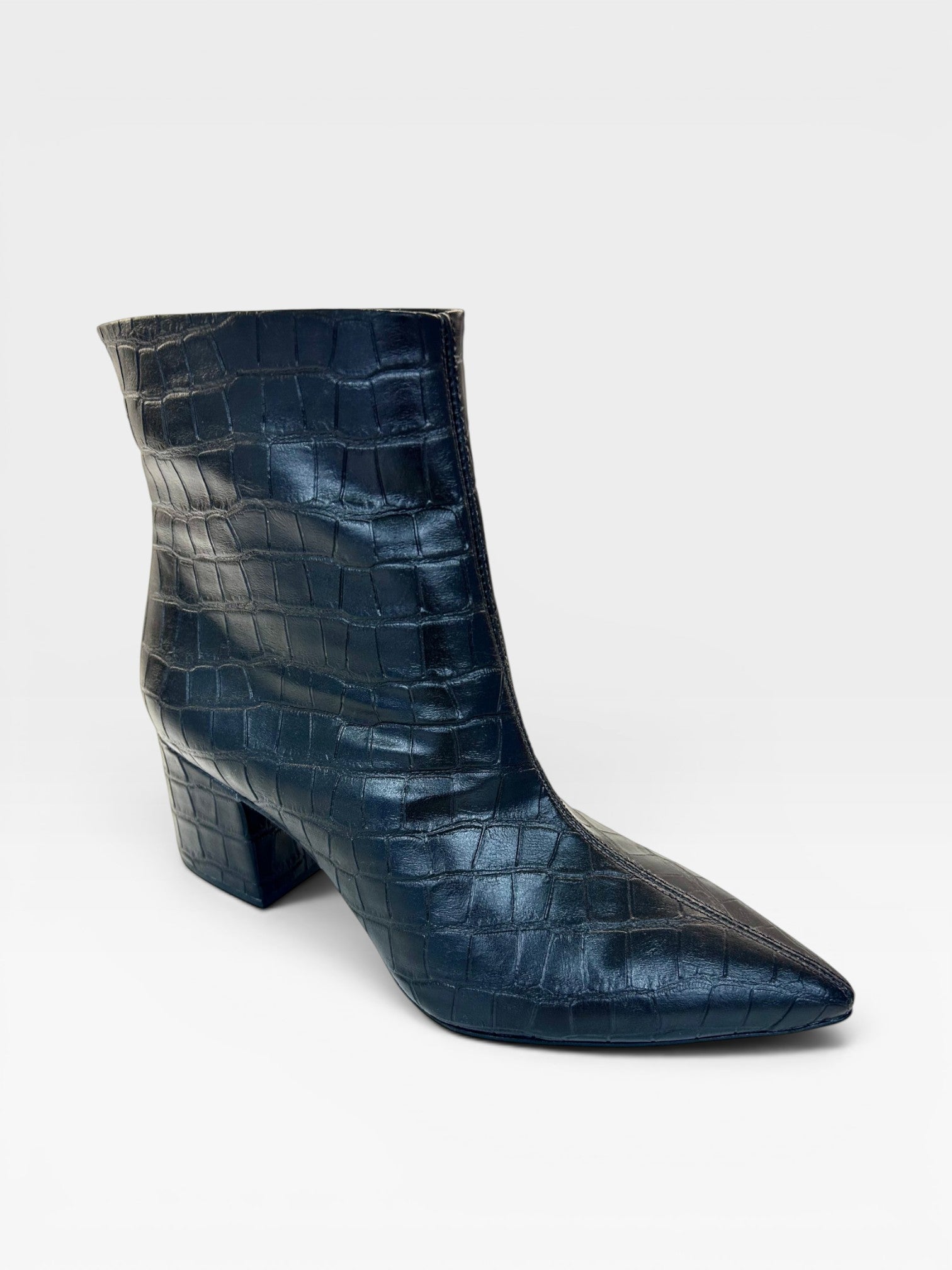 Bota Beyou Shoes Boston preta em napa com textura croco, salto baixo de 6 cm e bico fino elegante.