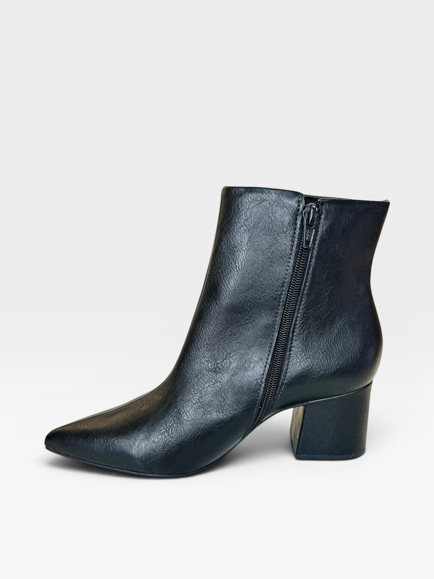 Bota feminina Beyou Shoes Boston preta em napa com salto bloco de 6 cm e zíper lateral para calce fácil
