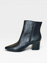 Bota feminina Beyou Shoes Boston preta em napa com salto bloco de 6 cm e zíper lateral para calce fácil