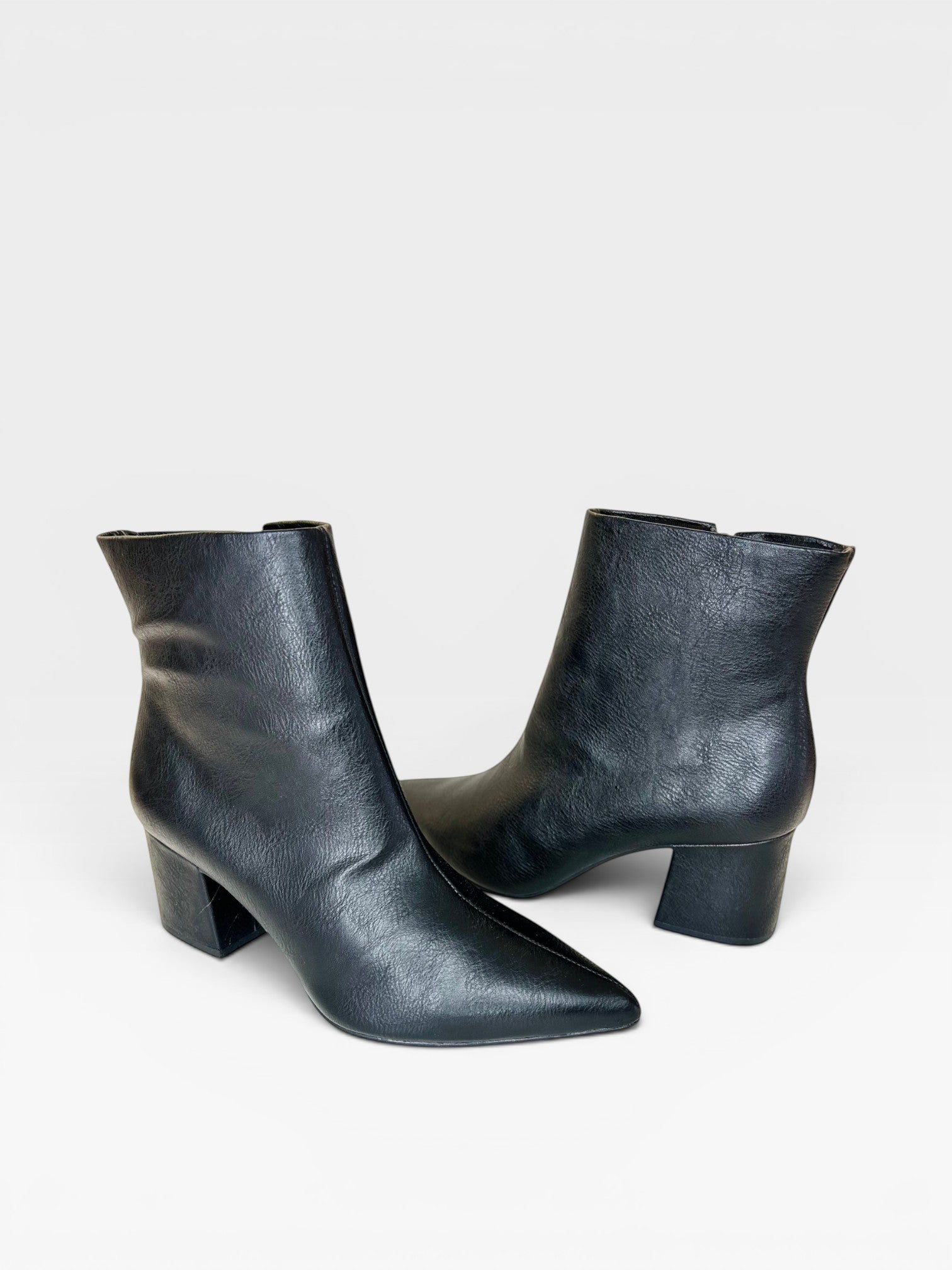 Bota Boston Beyou Shoes preta em napa com salto bloco de 6 cm e bico fino, design minimalista e elegante.
