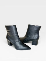 Bota Boston Beyou Shoes preta em napa com salto bloco de 6 cm e bico fino, design minimalista e elegante.