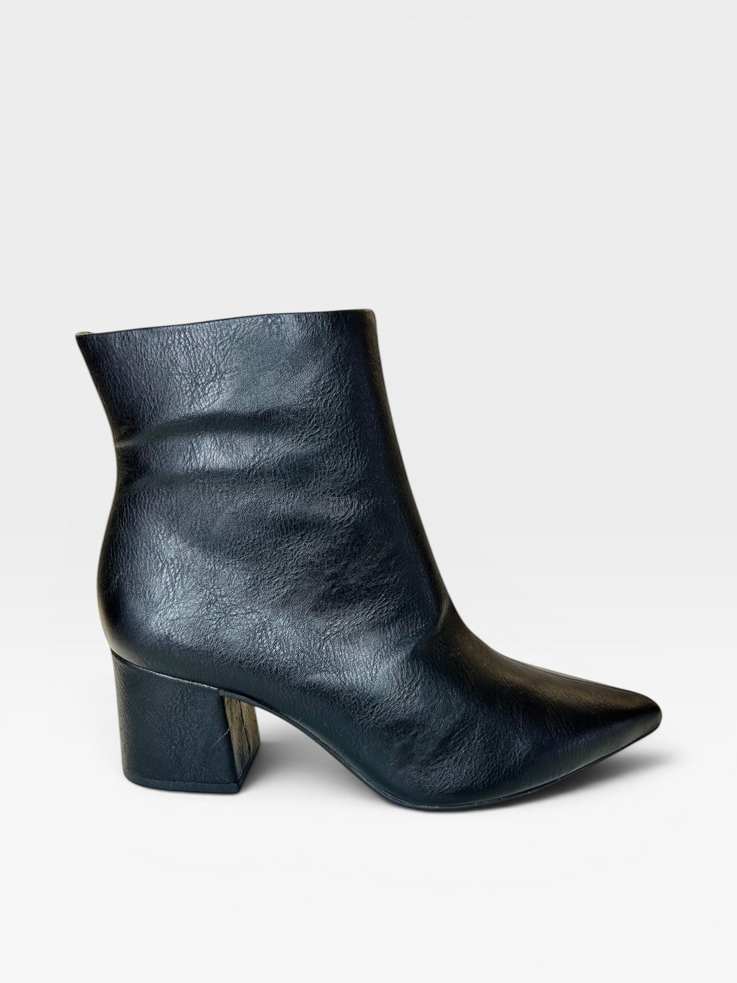 Bota Beyou Shoes Boston preta em napa com salto bloco de 6 cm e bico fino, ideal para looks urbanos e casuais.