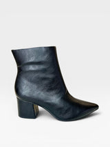 Bota Beyou Shoes Boston preta em napa com salto bloco de 6 cm e bico fino, ideal para looks urbanos e casuais.